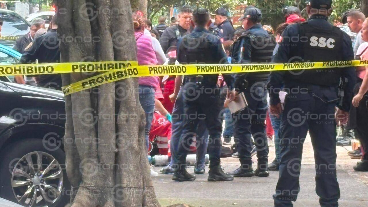 ATAQUE: Dos hombres estaban en una peligrosa unidad habitacional cuando los balearon; uno murió