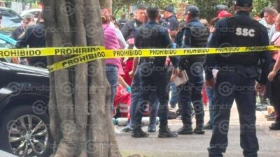 ATAQUE: Dos hombres estaban en una peligrosa unidad habitacional cuando los balearon; uno murió