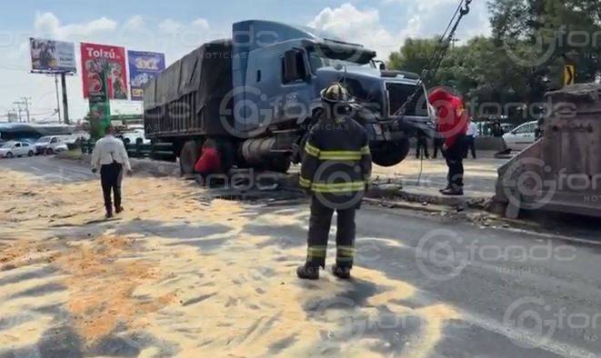 URGENTE: Tráiler ‘misterioso’ choca y el conductor escapa en Edomex