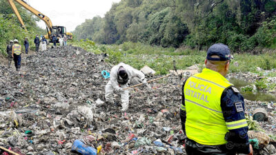 MACABRO. Madre buscaban a una niña en las aguas negras de un canal y encuentran una bolsa con restos humanos