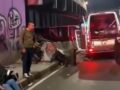 VIDEO: Una más de ‘chafiretes’…; chofer de combi de pasajeros se estrella bajo un puente