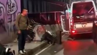 VIDEO: Una más de ‘chafiretes’…; chofer de combi de pasajeros se estrella bajo un puente