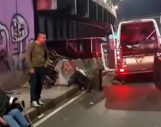 VIDEO: Una más de ‘chafiretes’…; chofer de combi de pasajeros se estrella bajo un puente