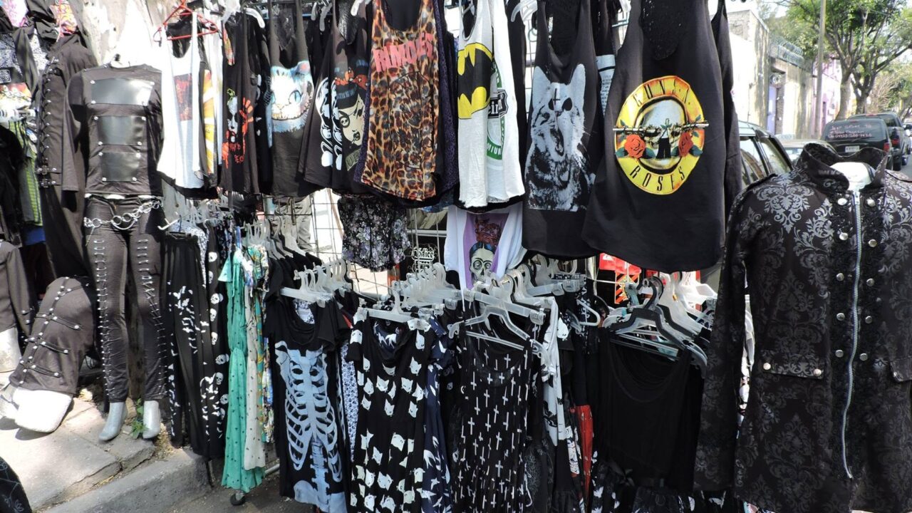 ATENCIÓN: Rock y caos; policías detienen a dos jóvenes en el tianguis del Chopo y se arma un desastre