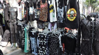 ATENCIÓN: Rock y caos; policías detienen a dos jóvenes en el tianguis del Chopo y se arma un desastre