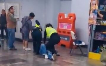 VIDEO: Vendedores y policías del Metro arman pelea con todo y testigos
