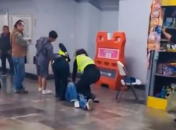 VIDEO: Vendedores y policías del Metro arman pelea con todo y testigos