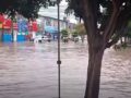 VIDEO: ‘¡El sillón!’; tormenta dominical inunda plaza comercial y arrastra muebles
