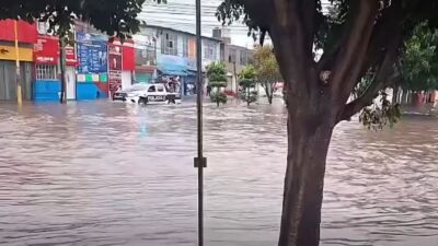 VIDEO: ‘¡El sillón!’; tormenta dominical inunda plaza comercial y arrastra muebles