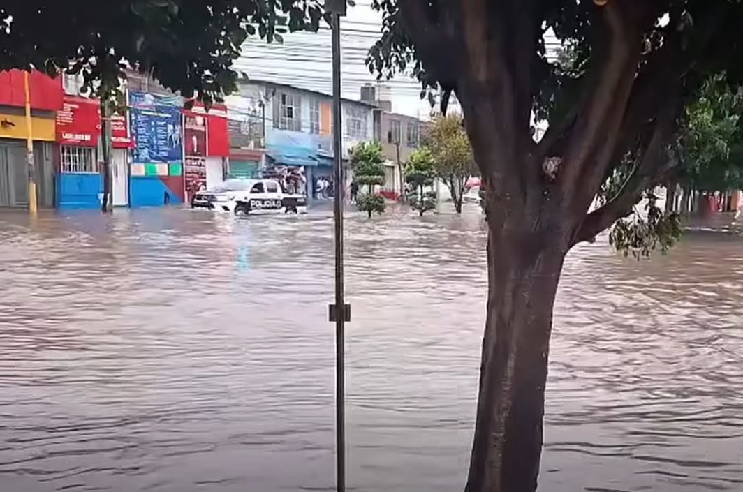 VIDEO: ‘¡El sillón!’; tormenta dominical inunda plaza comercial y arrastra muebles