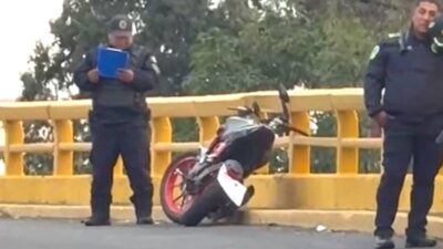 TRAGEDIA: Terrible forma de morir; biker pierde el control y muere aplastado por varios autos