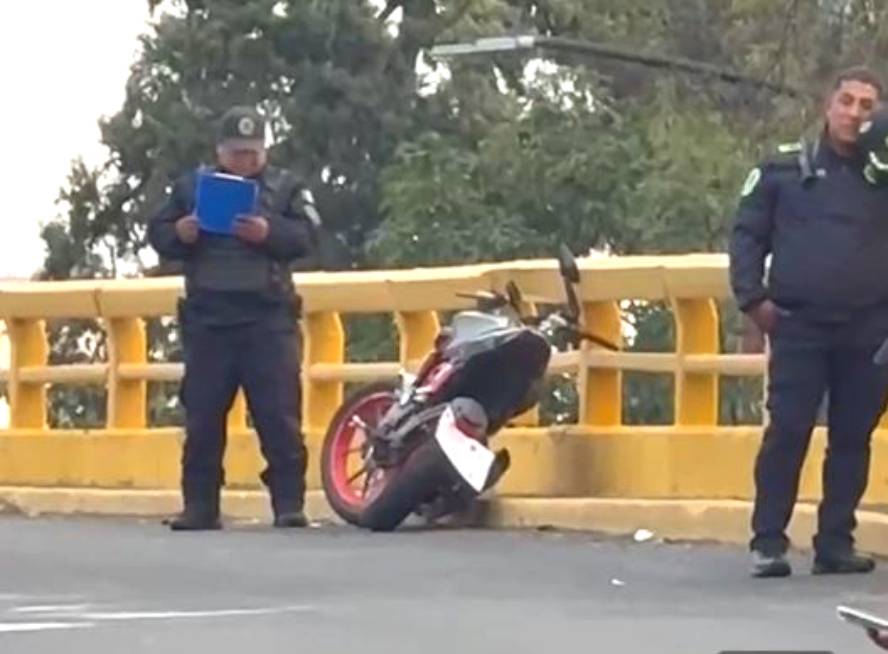 TRAGEDIA: Terrible forma de morir; biker pierde el control y muere aplastado por varios autos