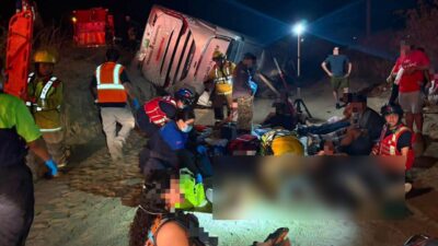 PESADILLA: Trabajadores volvían en autobús a sus casas cuando llegó el impacto; hay 3 muertos