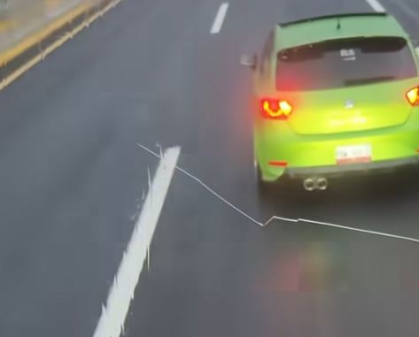 VIDEO: Montachoques causa pánico a pasajeros de autobús y al chofer