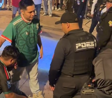 VIDEO: Policía golpea ‘a la mala’ y noquea a un joven ebrio tras derrota de México