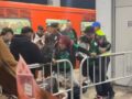 VIDEO: ‘¡Quiere llorar!’; jóvenes con playeras de México dan golpiza a otro en el Metro
