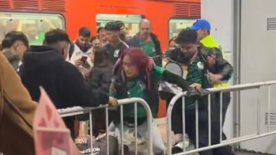 VIDEO: ‘¡Quiere llorar!’; jóvenes con playeras de México dan golpiza a otro en el Metro