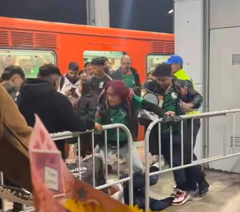 VIDEO: ‘¡Quiere llorar!’; jóvenes con playeras de México dan golpiza a otro en el Metro