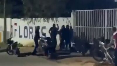 VIDEO: Policías dan golpiza y someten a jóvenes que tomaban en la calle
