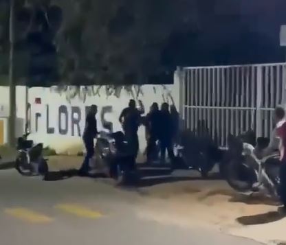 VIDEO: Policías dan golpiza y someten a jóvenes que tomaban en la calle