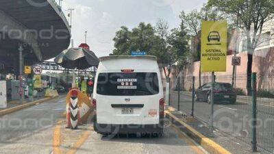 VIDEO.  Chofer de combi ‘atasca’ sistema ponchallantas con un desarmador para no pagar peaje