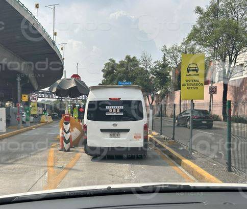 VIDEO.  Chofer de combi ‘atasca’ sistema ponchallantas con un desarmador para no pagar peaje