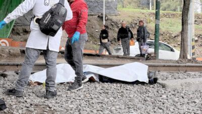 LAMENTABLE. Tren golpea en la cabeza a un hombre y muere a un costado de las vías en la CDMX