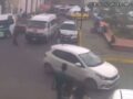 VIDEO: ‘Cafre’; chofer de combi veía el celular cuando arrolló a tres personas