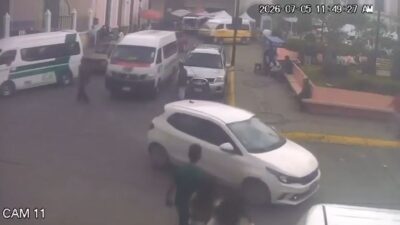 VIDEO: ‘Cafre’; chofer de combi veía el celular cuando arrolló a tres personas