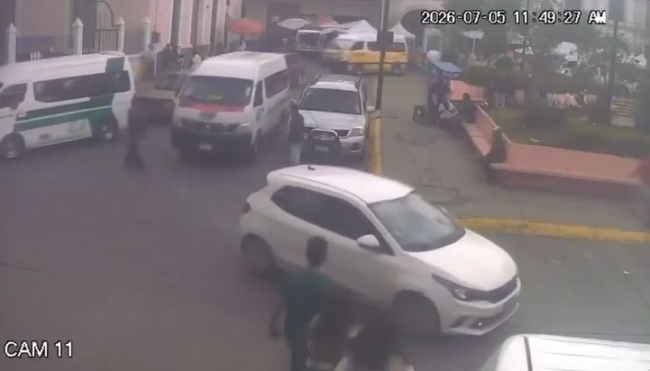 VIDEO: ‘Cafre’; chofer de combi veía el celular cuando arrolló a tres personas