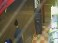 VIDEO: Joven se defiende de asaltantes, pero termina recibiendo una golpiza