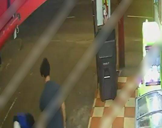 VIDEO: Joven se defiende de asaltantes, pero termina recibiendo una golpiza