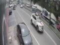 VIDEO: Camión cargado con arena se queda sin frenos y vuelca en carretera de Edomex