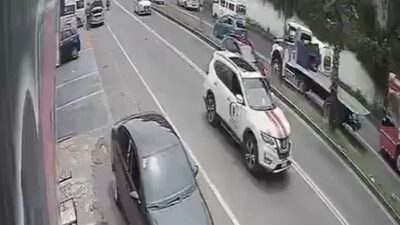 VIDEO: Camión cargado con arena se queda sin frenos y vuelca en carretera de Edomex