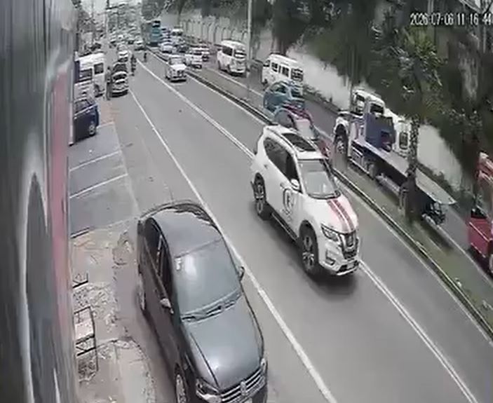 VIDEO: Camión cargado con arena se queda sin frenos y vuelca en carretera de Edomex
