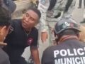 VIDEO: ‘¡Aléjate!’; rescatan a una señora fuera de sí que estaba en un puente