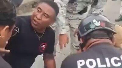 VIDEO: ‘¡Aléjate!’; rescatan a una señora fuera de sí que estaba en un puente