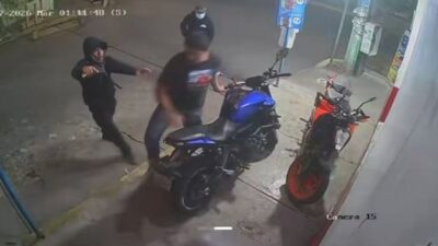 VIDEO: Chavo en moto se despedía de su novia cuando asaltantes llegaron a amenazarlos
