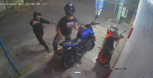 VIDEO: Chavo en moto se despedía de su novia cuando asaltantes llegaron a amenazarlos