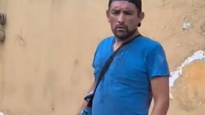 VIDEO: ‘¡Agárrenlos!’; sorprenden a rateros dentro de una casa y se echan a correr