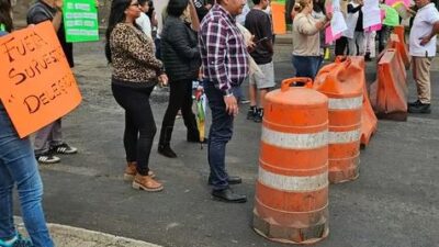 BLOQUEO: Caos total; vecinos toman carretera porque quitaron las plumas de su fraccionamiento