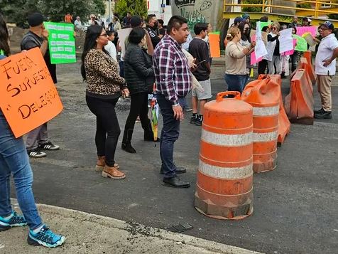 BLOQUEO: Caos total; vecinos toman carretera porque quitaron las plumas de su fraccionamiento