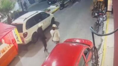 VIDEO. Madre y sus hijos son bajados de su camioneta a punta de pistola en Ecatepec