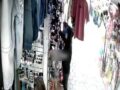 VIDEO: Robando a la gente honesta; joven ladrón toma una gorra de un local y huye