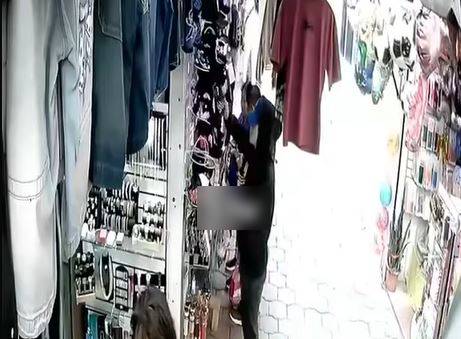 VIDEO: Robando a la gente honesta; joven ladrón toma una gorra de un local y huye