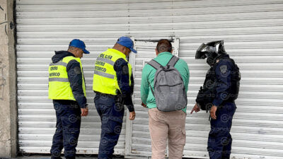 DRAMÁTICO. Empleados abrieron un negocio esta mañana y encontraron al vigilante muerto