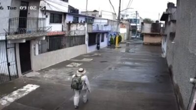 VIDEO: Sujeto con un tubo sigue y ataca sin motivo a un señor trabajador