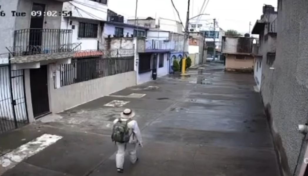 VIDEO: Sujeto con un tubo sigue y ataca sin motivo a un señor trabajador