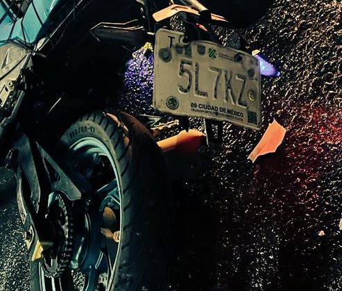 VIDEO: Solitario biker derrapa bajo un puente y termina sin vida con todo y casco