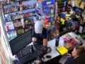 VIDEO: Joven asaltante sin armas amenaza a una señora para robar en una tienda